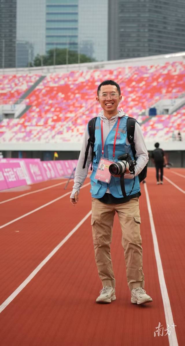 记者在跑道上时刻准备冲刺