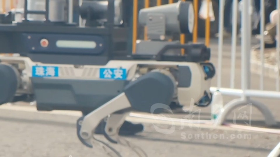 机器狗护航十五运会跨境赛事 特警钟丽清：它们特别聪明