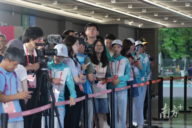 记者在十五运会混合采访区