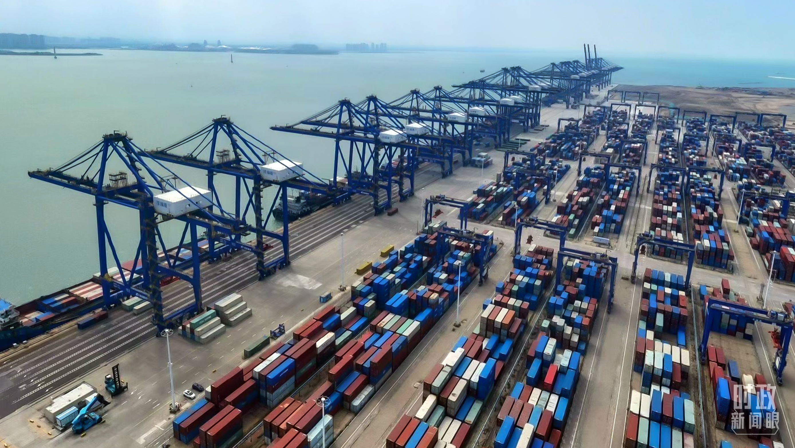△位于海南儋州的洋浦港是辐射东南亚、联通西部陆海新通道的国际枢纽港。（资料图）