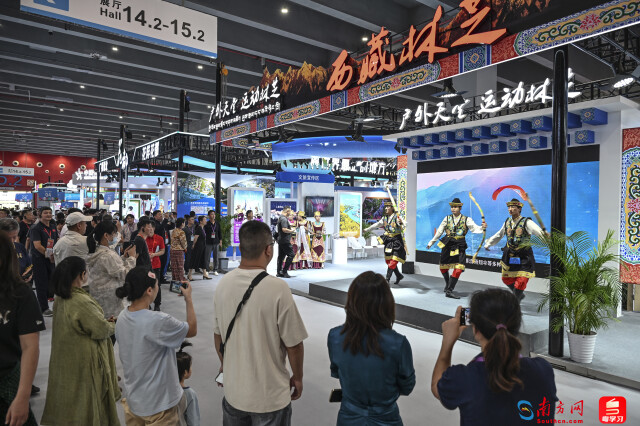 　　西藏林芝展区带来了独具特色的民族舞蹈表演，吸引众多参会者驻足围观。展区还展出了林芝的户外体育资源，成为展会一道亮丽的风景线。朱江伟/摄