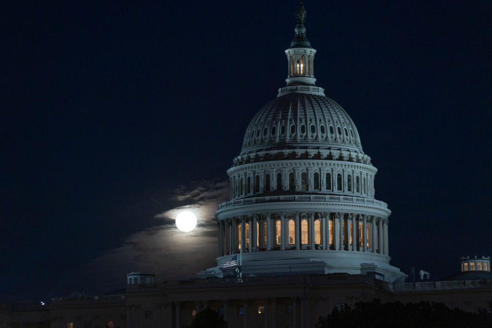 这是11月5日在美国首都华盛顿拍摄的美国国会大厦。新华社记者胡友松摄