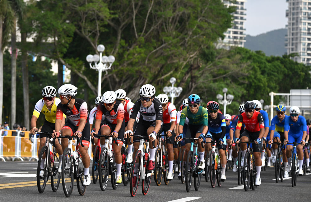 ↑11月8日，选手们在公路自行车男子个人赛决赛中。