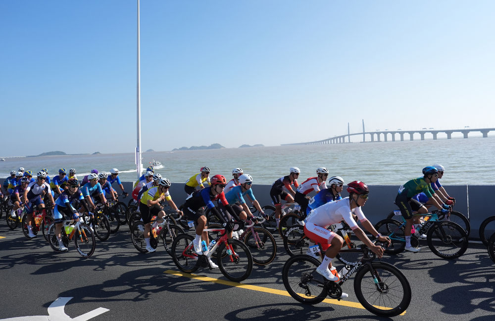 ↑11月8日，选手们在公路自行车男子个人赛决赛中。