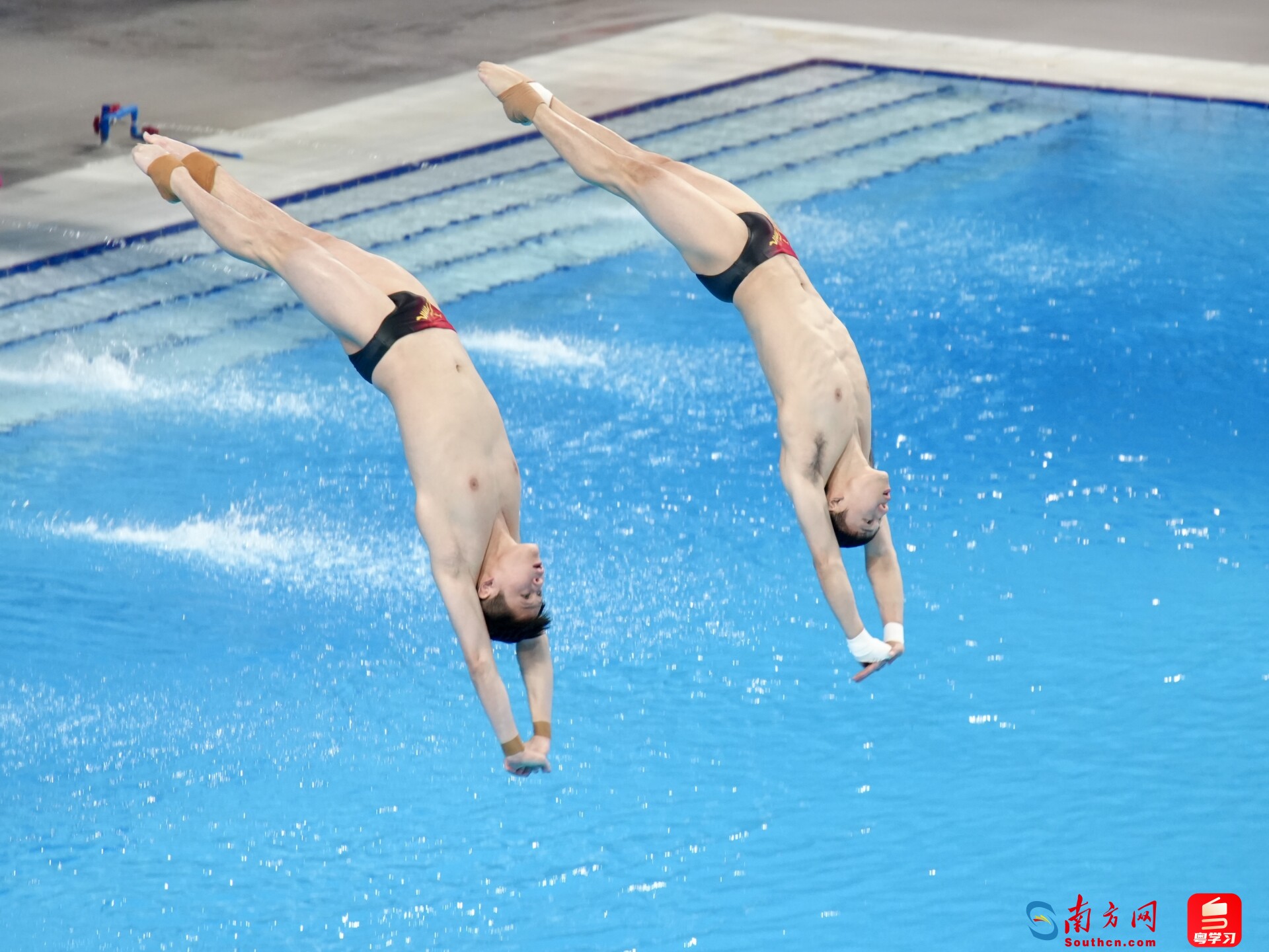 陈艾森与朱子锋在比赛中。