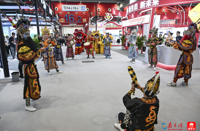 英歌舞表演点燃现场气氛。朱江伟/摄