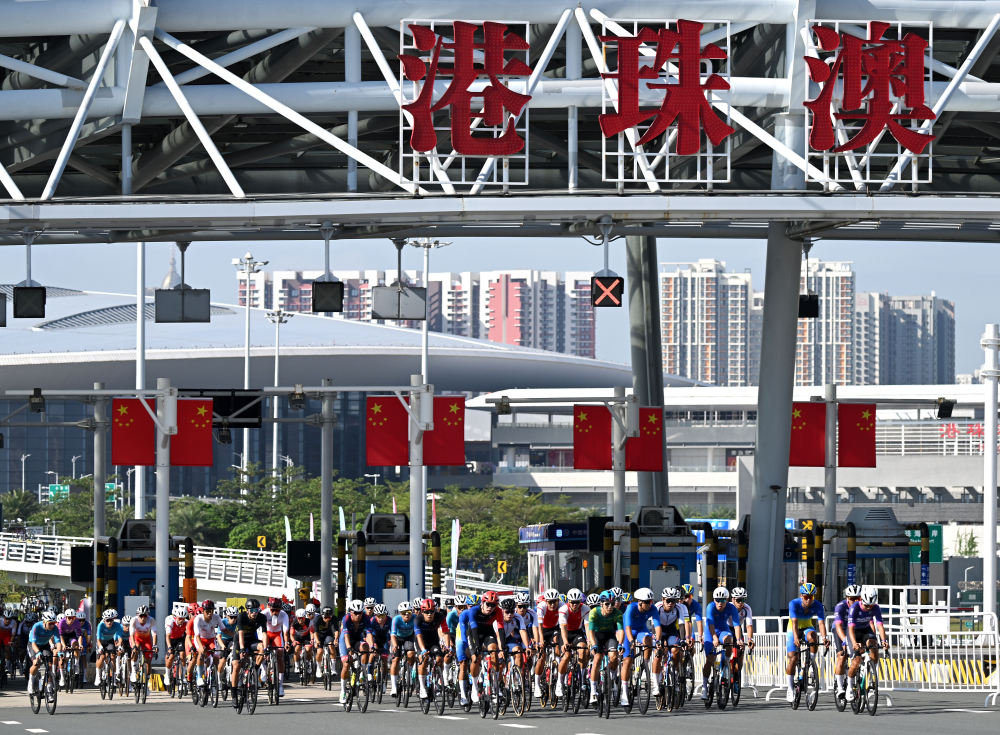 ↑11月8日，选手们骑行经过港珠澳大桥。