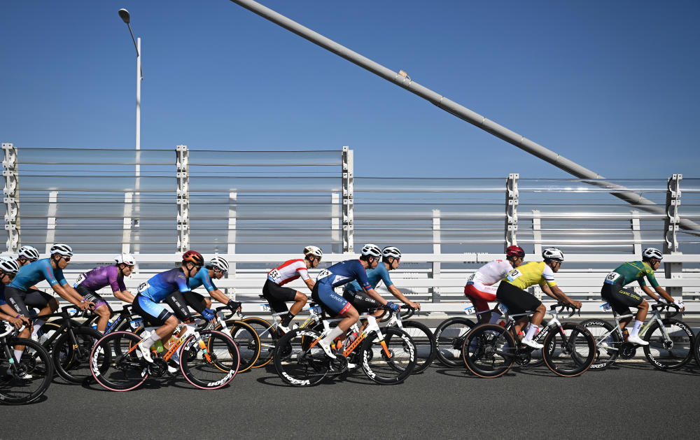 ↑11月8日，选手们骑行经过港珠澳大桥。