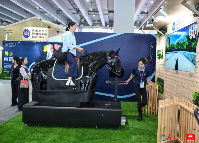 在香港马会展区，一位市民正体验数字模拟马术项目。朱江伟/摄