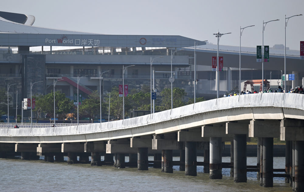 ↑11月8日，选手们骑行经过港珠澳大桥。