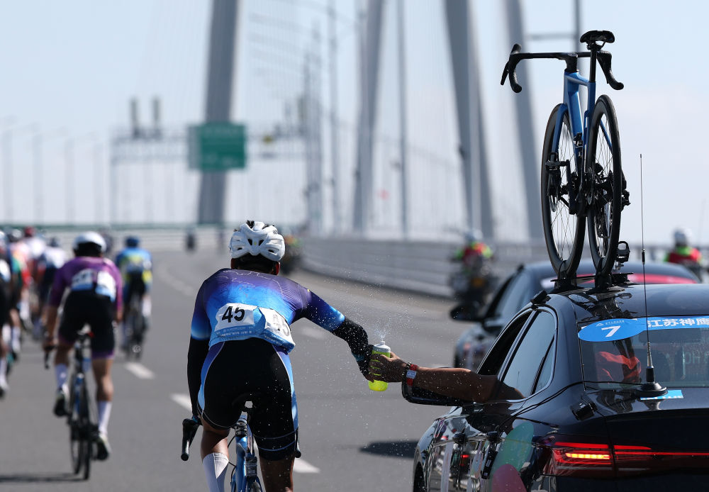 ↑11月8日，选手们骑行经过港珠澳大桥。