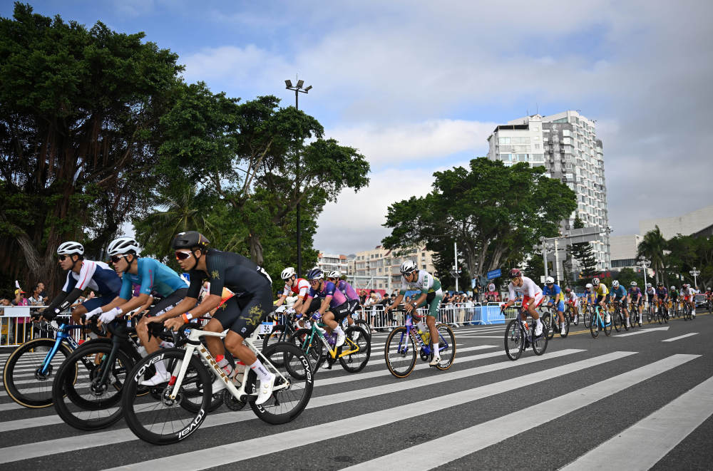 ↑11月8日，选手们在公路自行车男子个人赛决赛中。