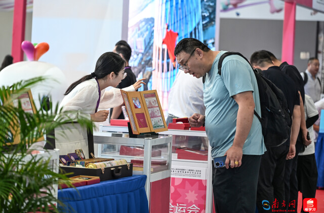 十五运会即将开幕，官方特许商品展区受到参会者青睐。朱江伟/摄