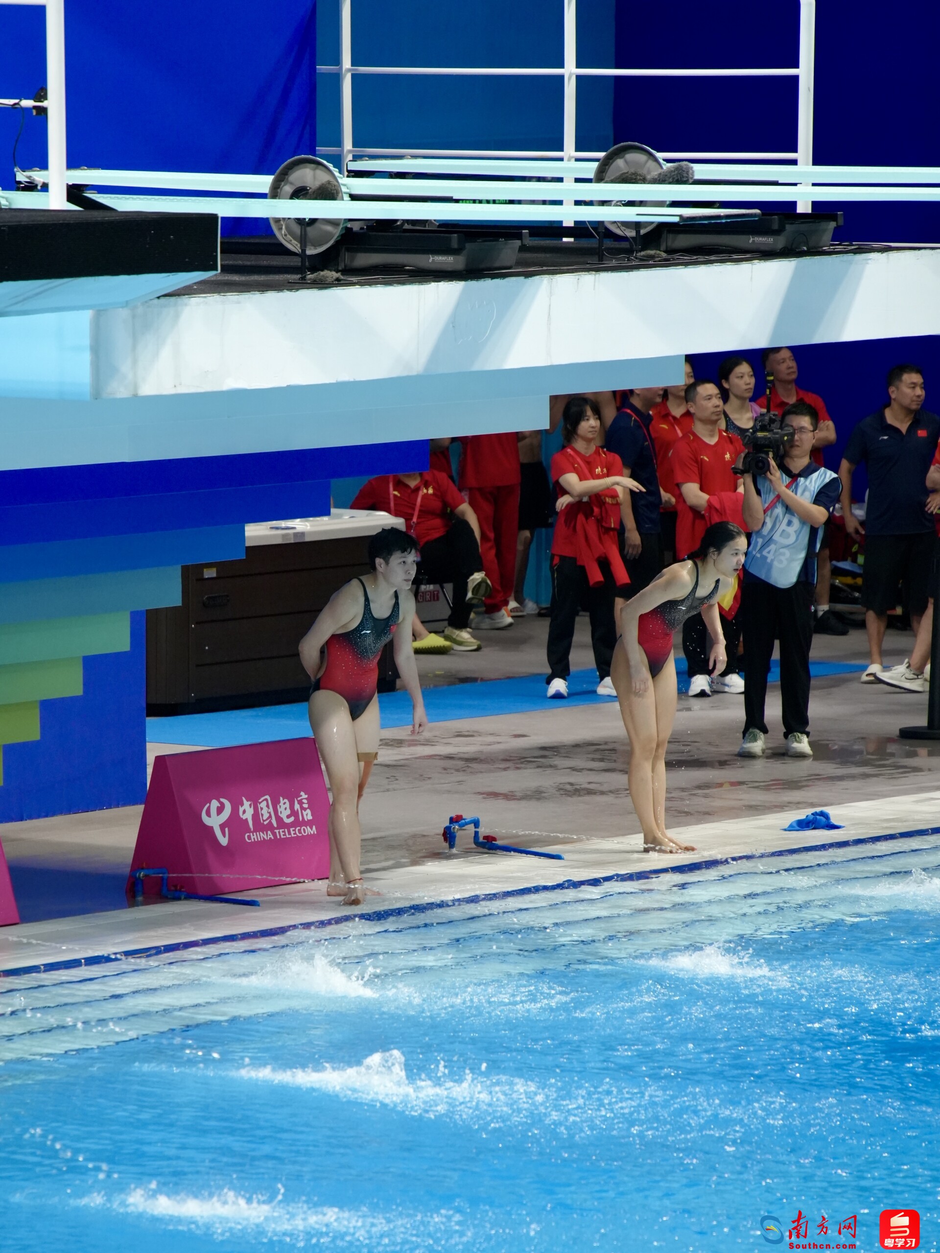 比赛中,陈艺文(左)和林珊(右)望向大屏等待结果。