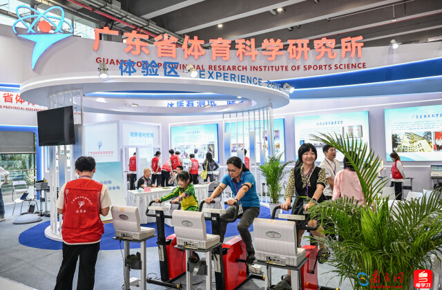 　　在广东省体育科学研究所展区，市民在专业体质监测人员的指导下，正体验全流程的体质监测服务，收获专属“运动处方”。朱江伟/摄