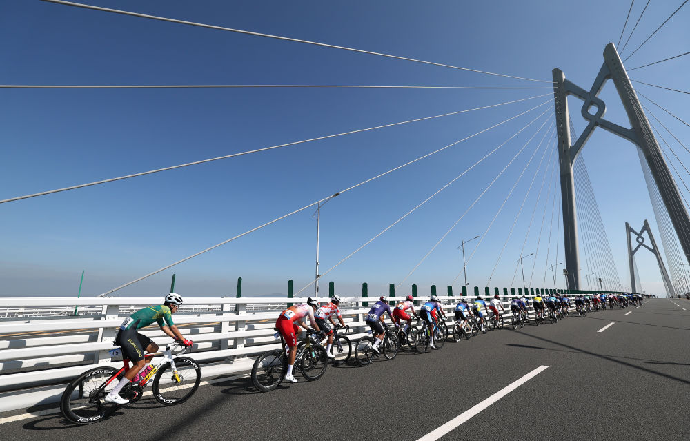 ↑11月8日，选手们骑行经过港珠澳大桥。