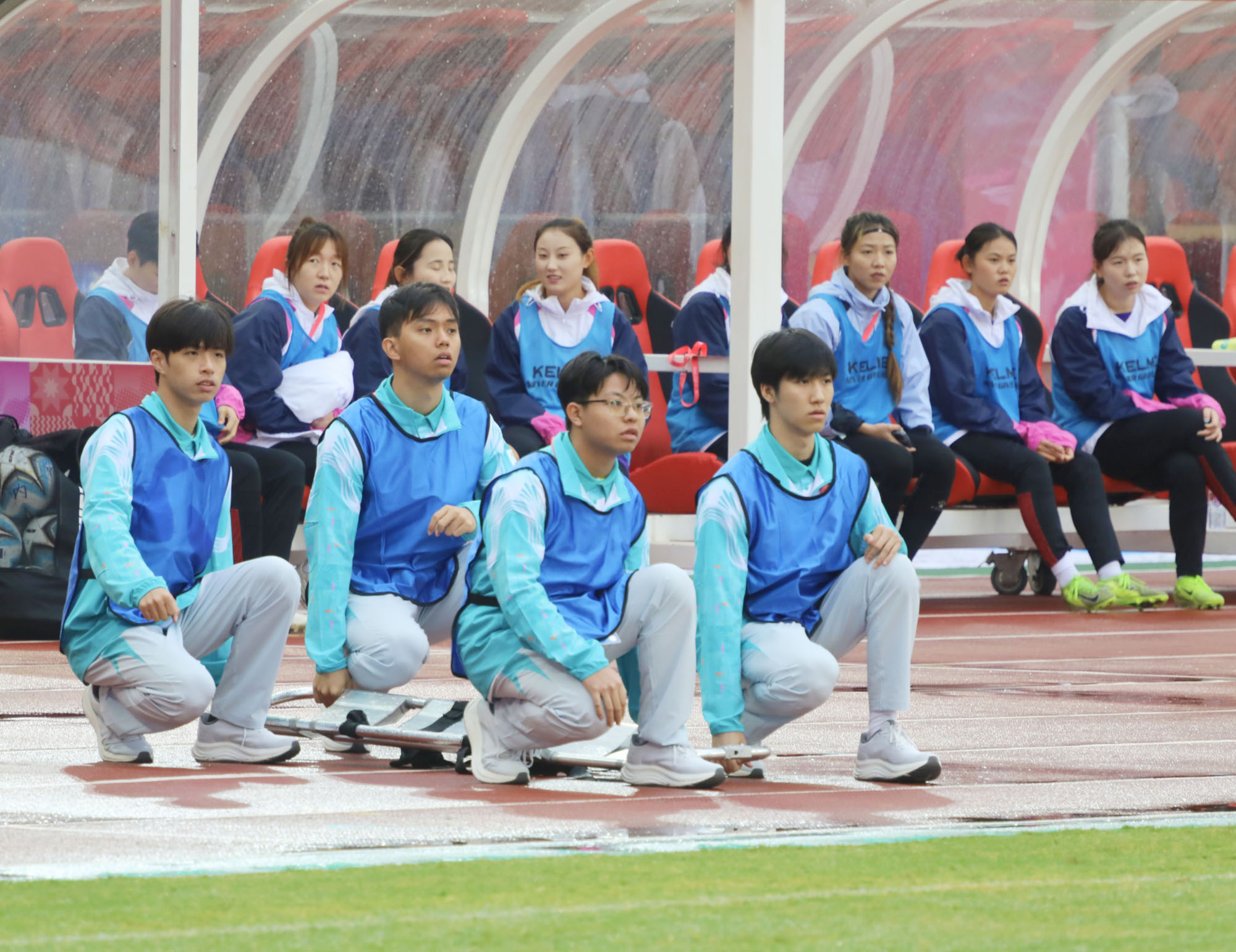 志愿者们保障服务。