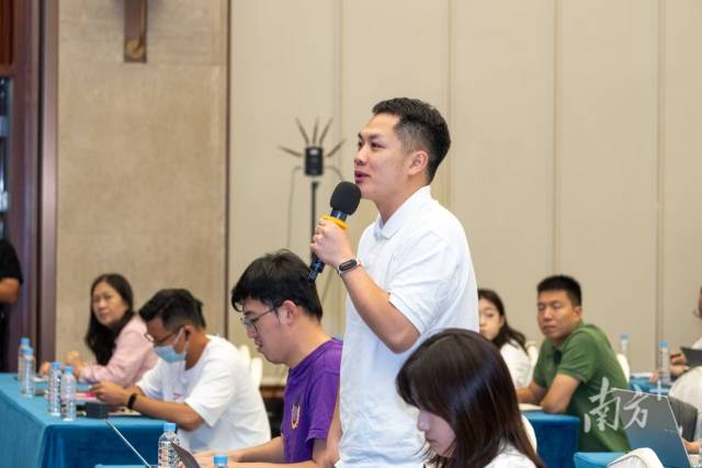 记者在新闻发布会上提问