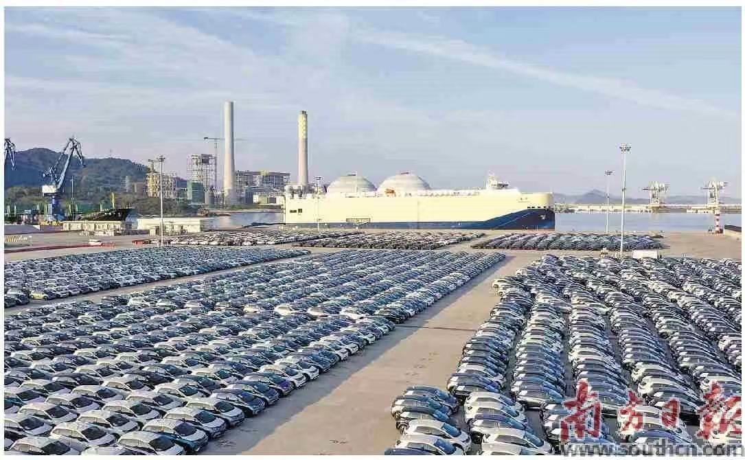 装载新能源汽车的大型滚装船缓缓驶出深圳市深汕特别合作区小漠国际物流港,启程前往海外。资料图片