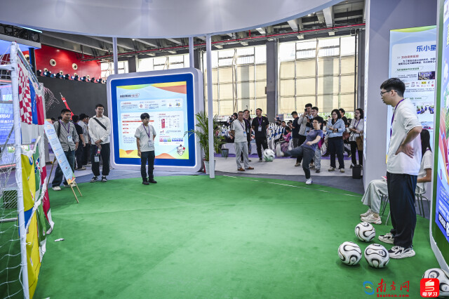 广东体彩将公益宣传带到了本届体博会现场，还在展区内开设多项有益有趣的互动游戏。朱江伟/摄