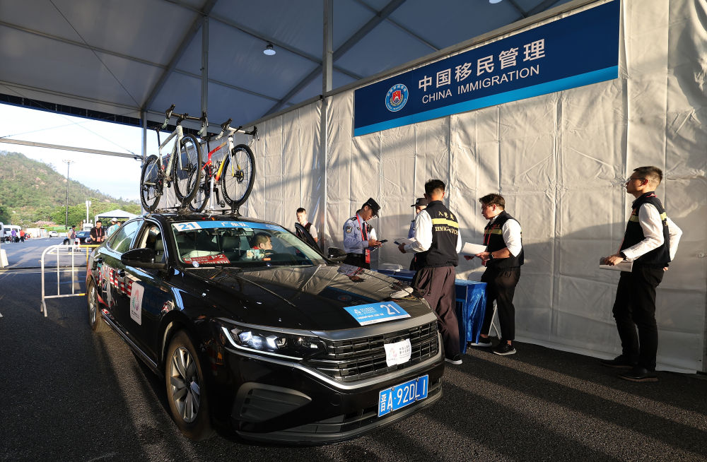 ↑11月8日，参赛代表团在前置安检区安检。