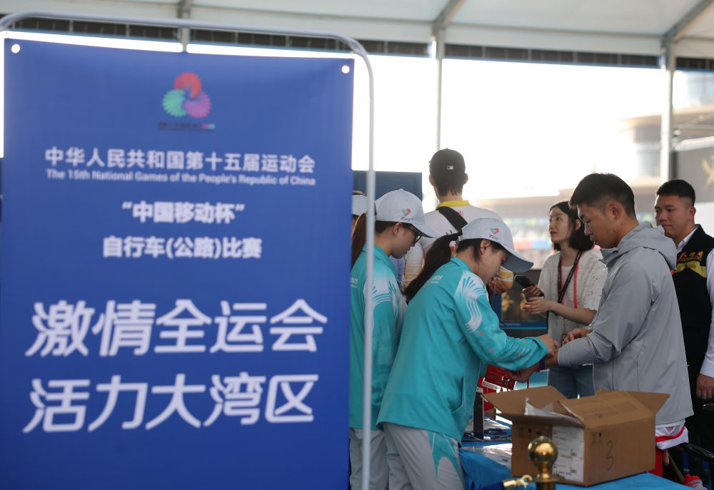 ↑11月8日，参赛队员在前置安检区安检。