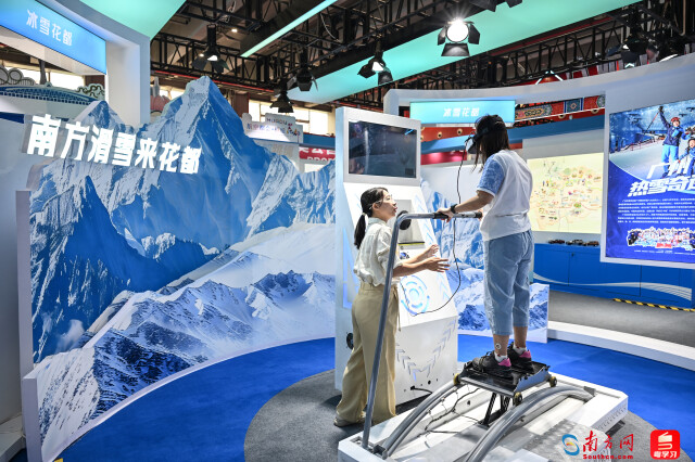广州花都区展区内，展出了花都冰雪体育发展成果，一位市民正在体验模拟滑雪游戏。朱江伟/摄