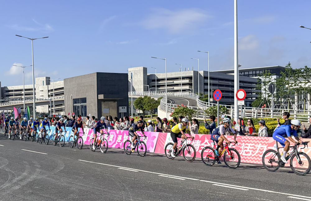 ↑11月8日，选手们在澳门赛段比赛中。