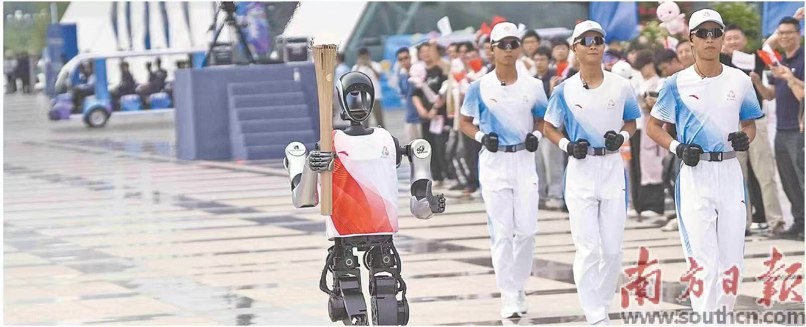 十五运会深圳站火炬传递活动现场,人形机器人“夸父”作为“0号”火炬手传递火炬。南方日报记者 张令 摄
