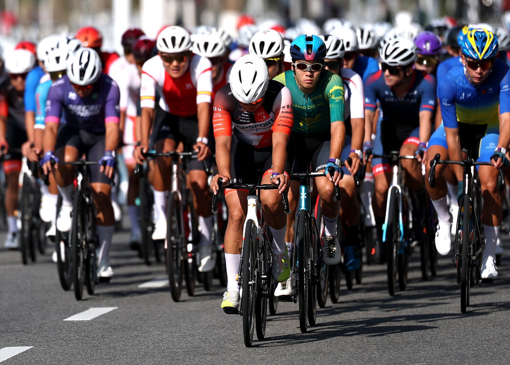 ↑11月8日，选手们在公路自行车男子个人赛决赛中。