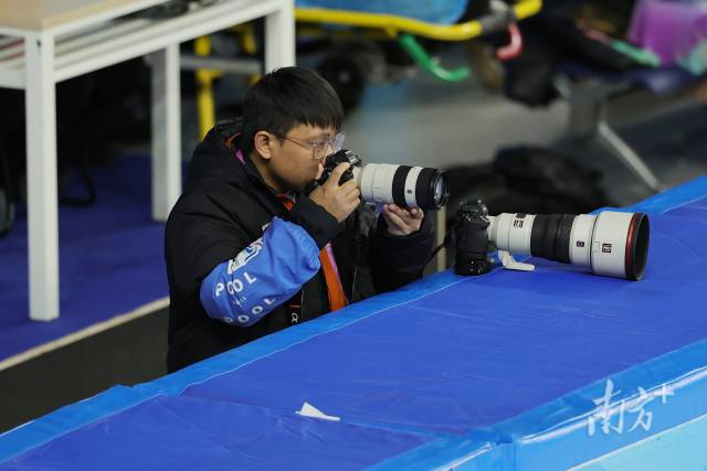 摄影记者在全运赛场上