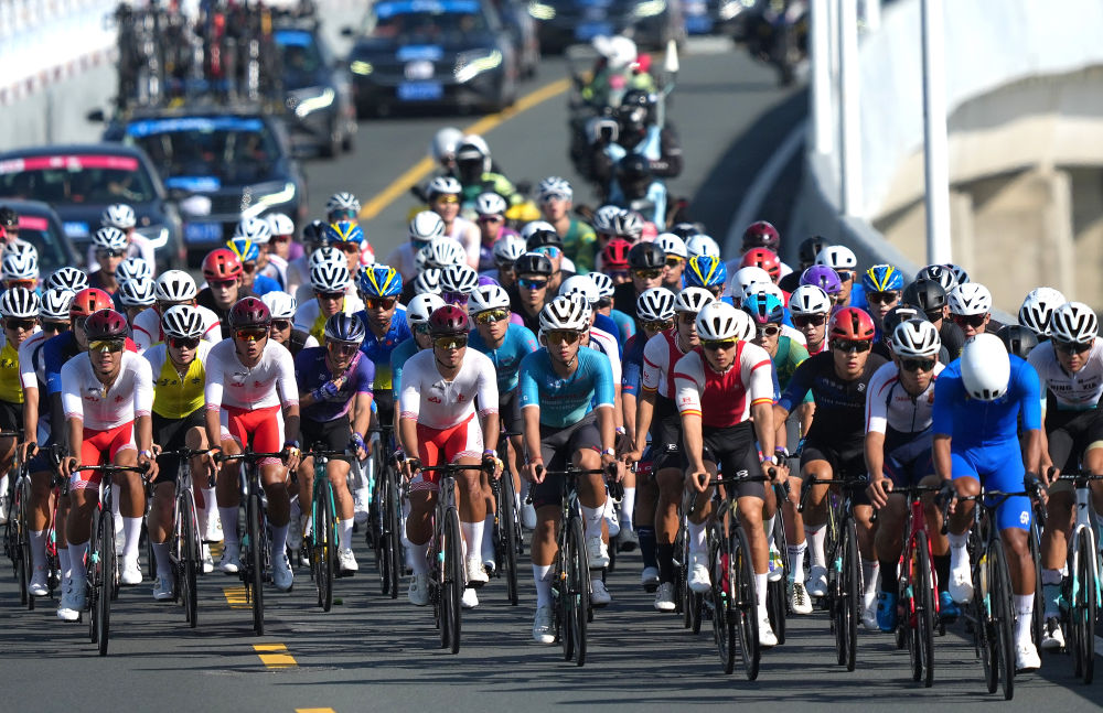 ↑11月8日，选手们在公路自行车男子个人赛决赛中。