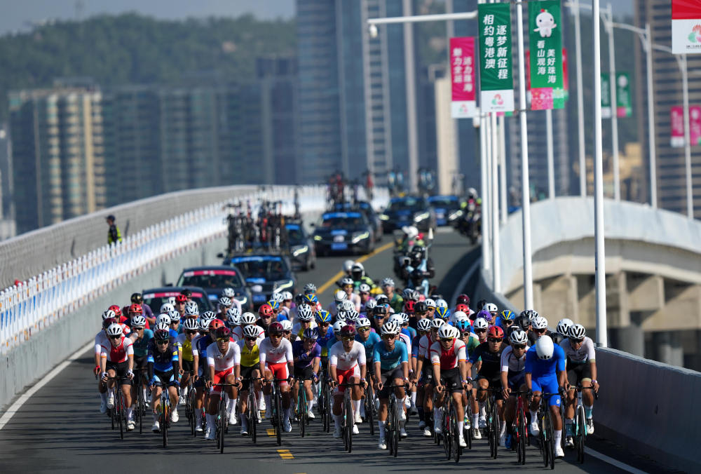 ↑11月8日，选手们在公路自行车男子个人赛决赛中。