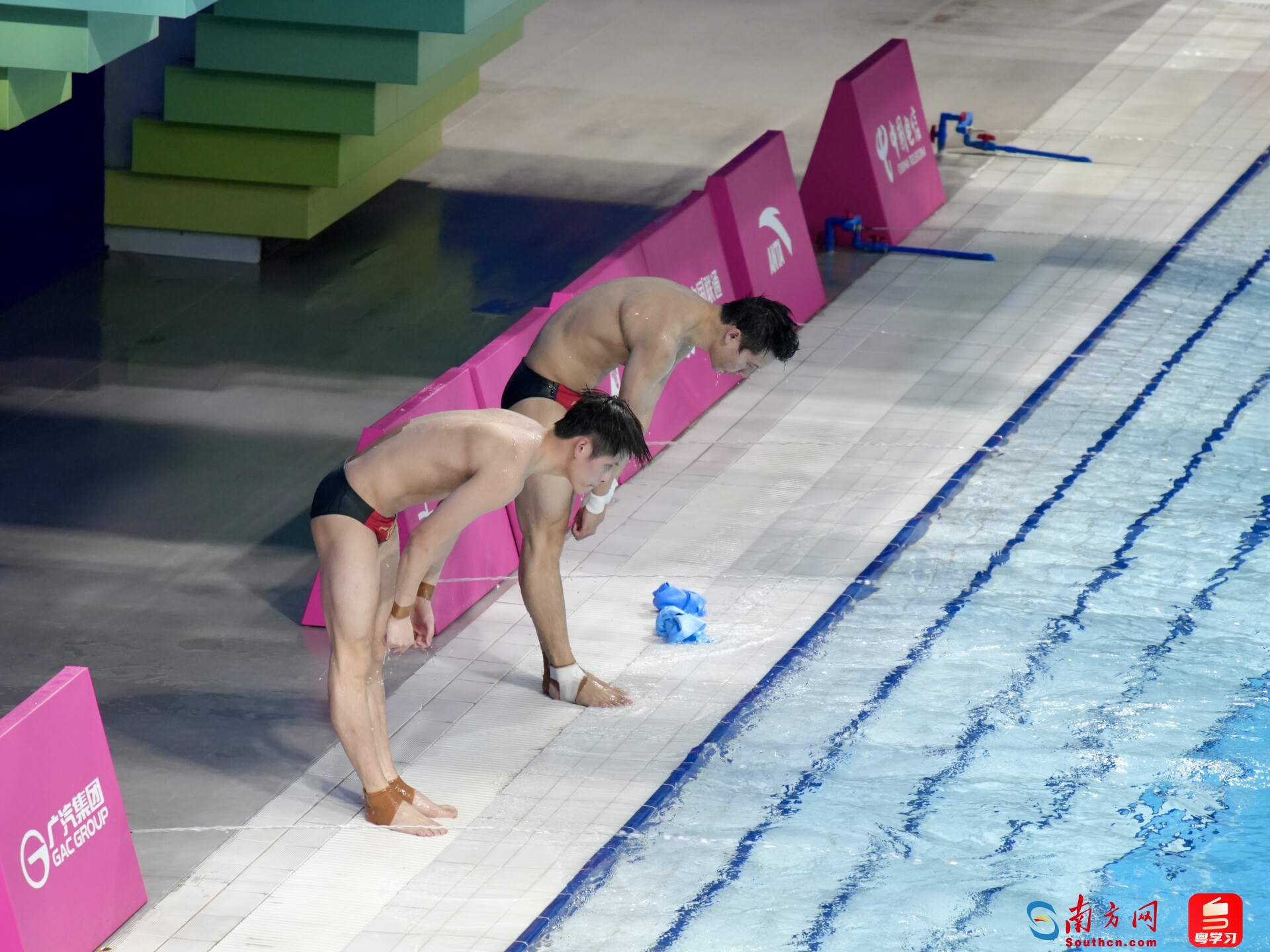 陈艾森与朱子锋向观众鞠躬致意。