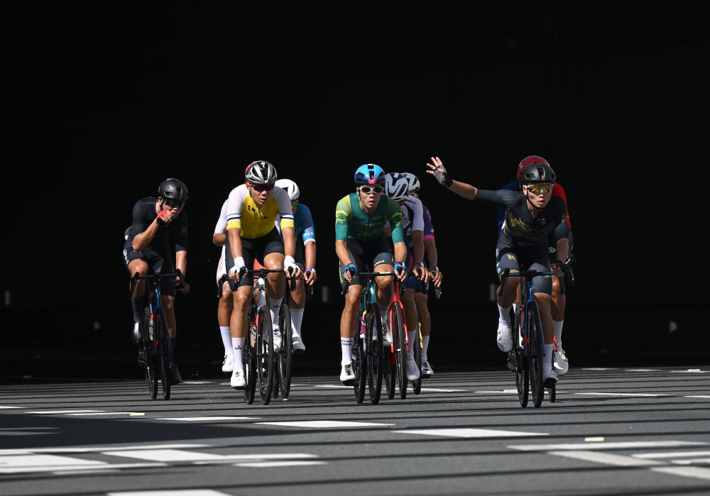 ↑11月8日，选手们经过海底隧道。