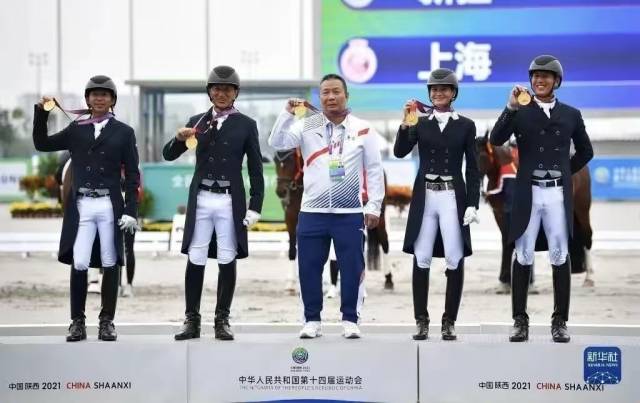 广东队选手黄焯钦（左一）、顾兵（左二）、黄丽兴（右二）、谭志勤（右一）和教练员罗东斌（中）在颁奖仪式上。资料图