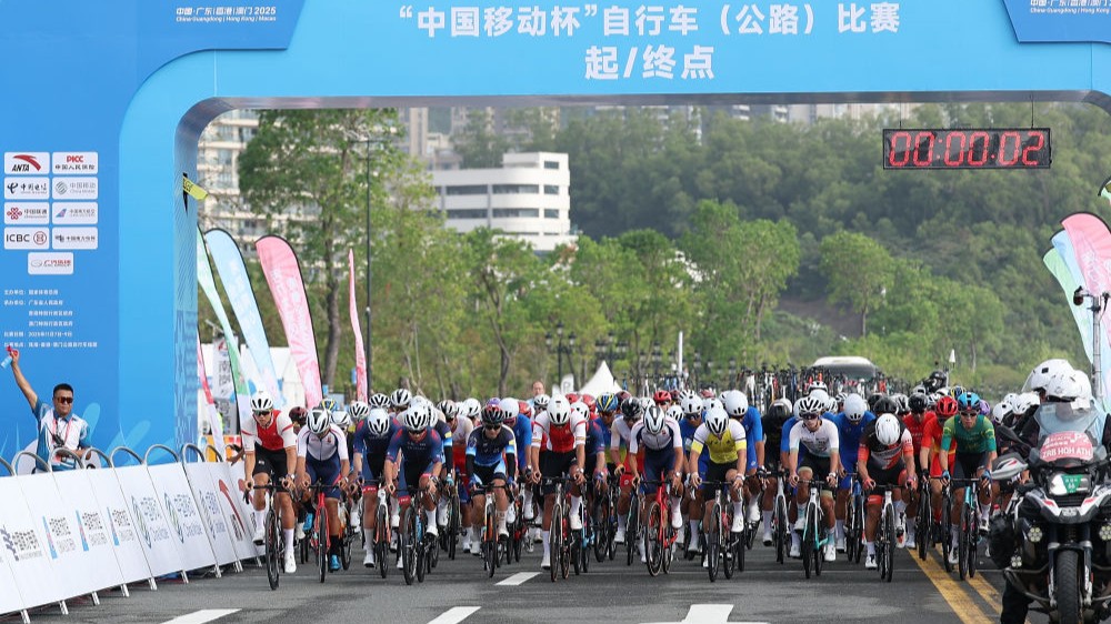 全运史上首次跨境比赛 公路自行车男子个人赛开赛