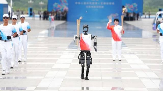 起猛了！机器人当上了全运会火炬手！还有机器狗、无人车助阵