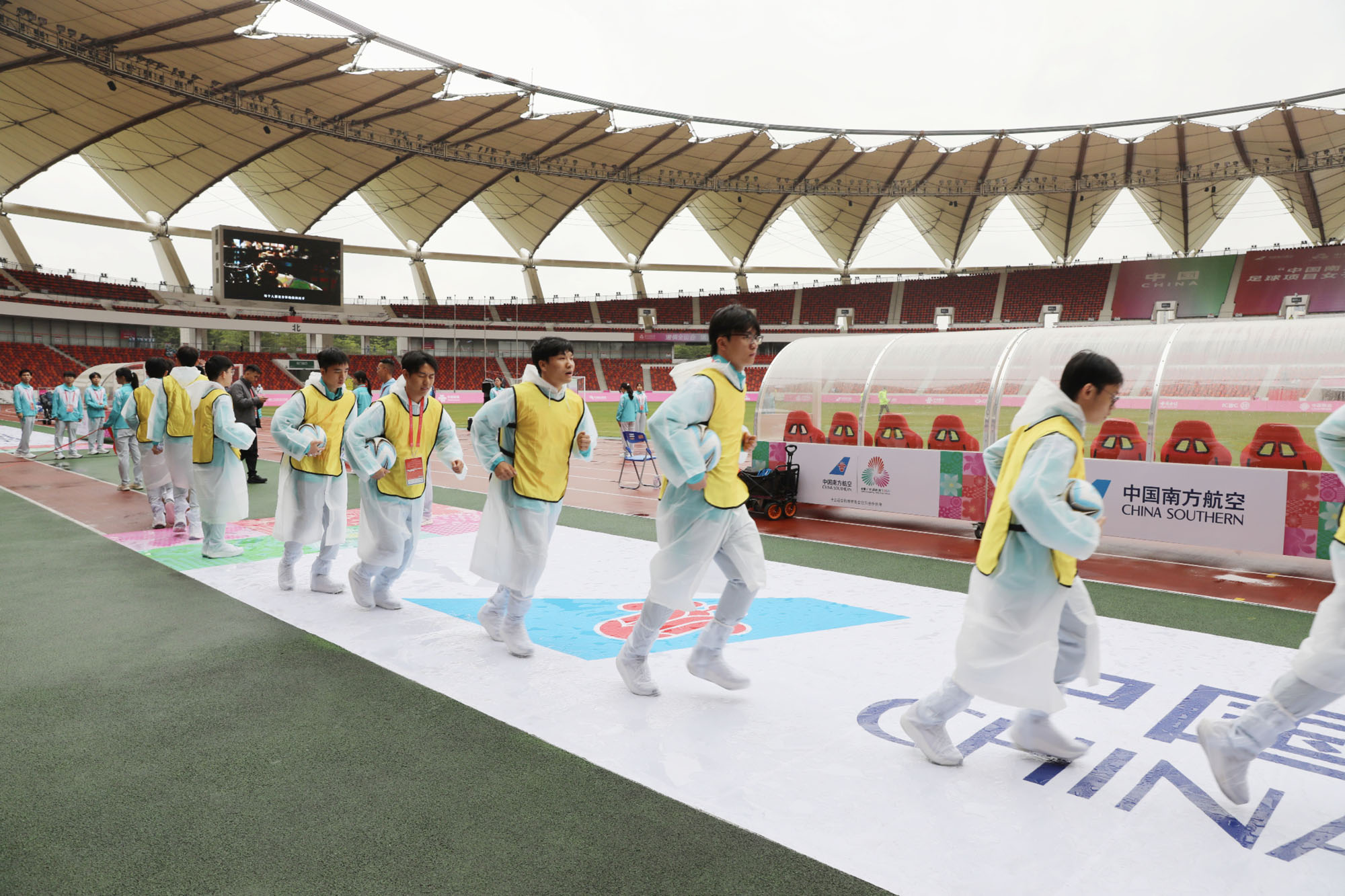 志愿者们在现场服务。