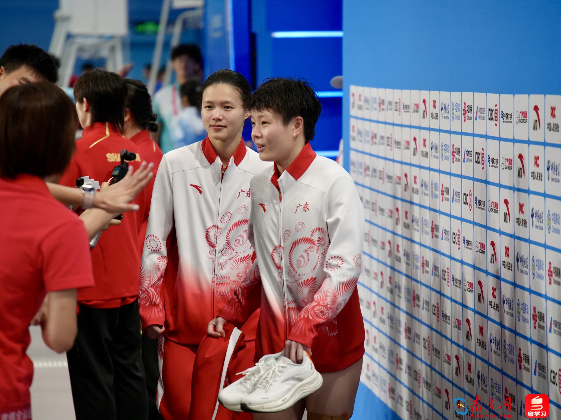 赛后陈艺文(右)与林珊(左)接受记者采访。