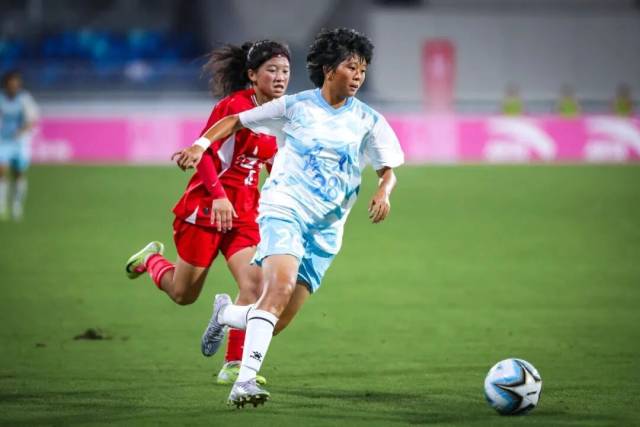 来自佛山顺德一中的李玥馨（右一）。