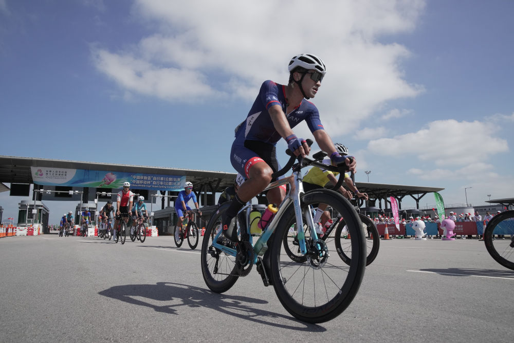 ↑11月8日，选手们在香港赛段骑行。