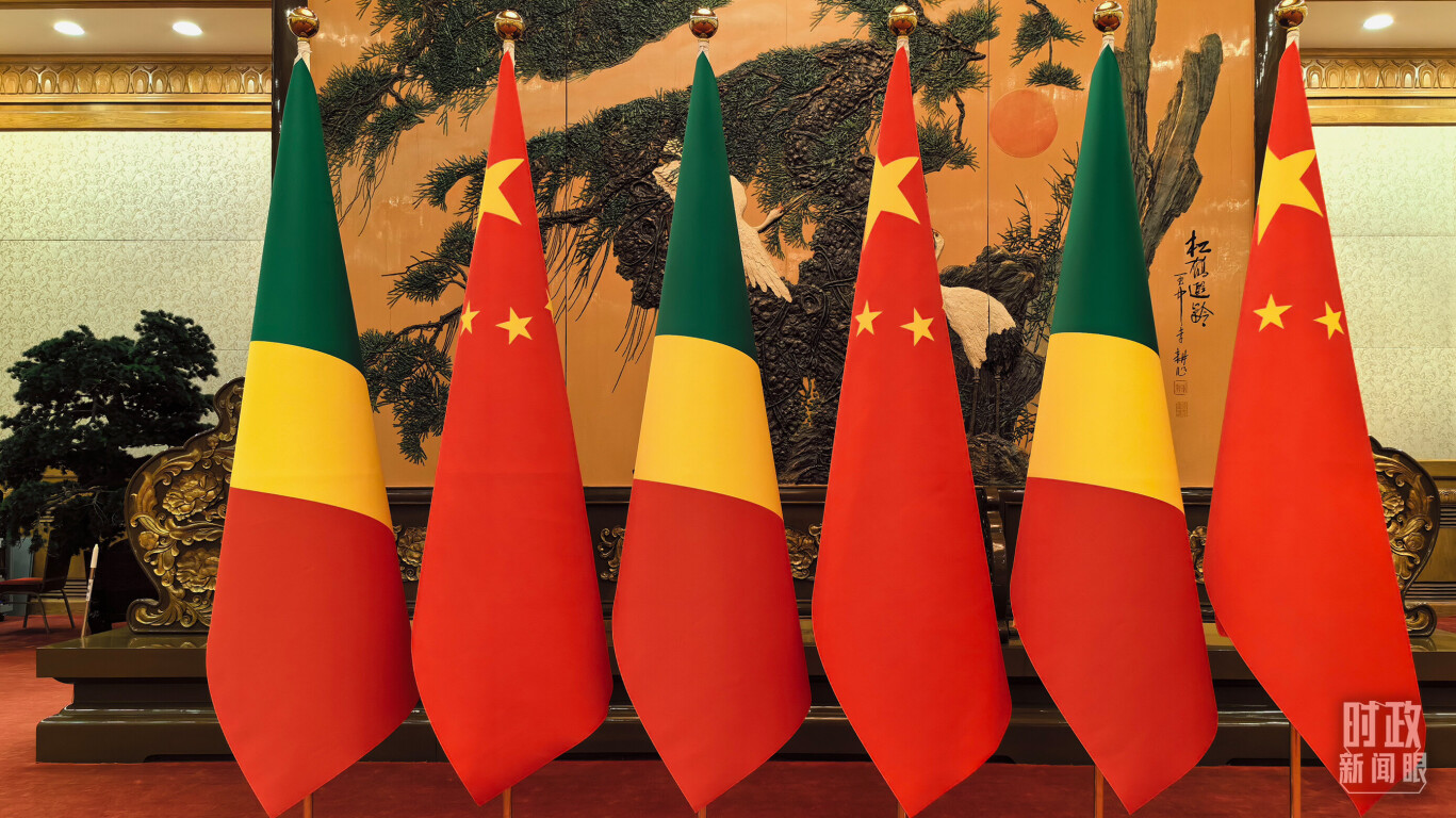 会见现场的中国、刚果（布）两国国旗。（总台央视记者陆泓宇拍摄）