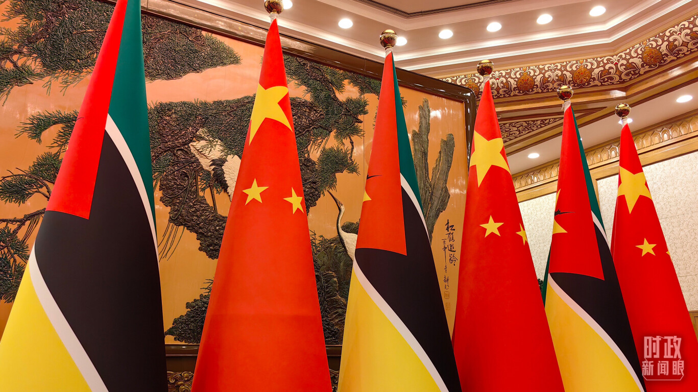 会见现场，中国、莫桑比克两国国旗。（总台央广记者潘毅拍摄）