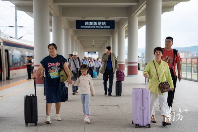 乘客在西双版纳站搭乘中老铁路“澜沧号”动车。