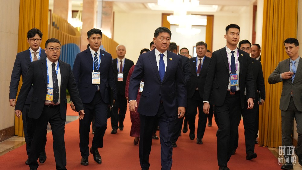 人民大会堂，蒙古国总统呼日勒苏赫走向会见厅。（总台国广记者李晋拍摄）