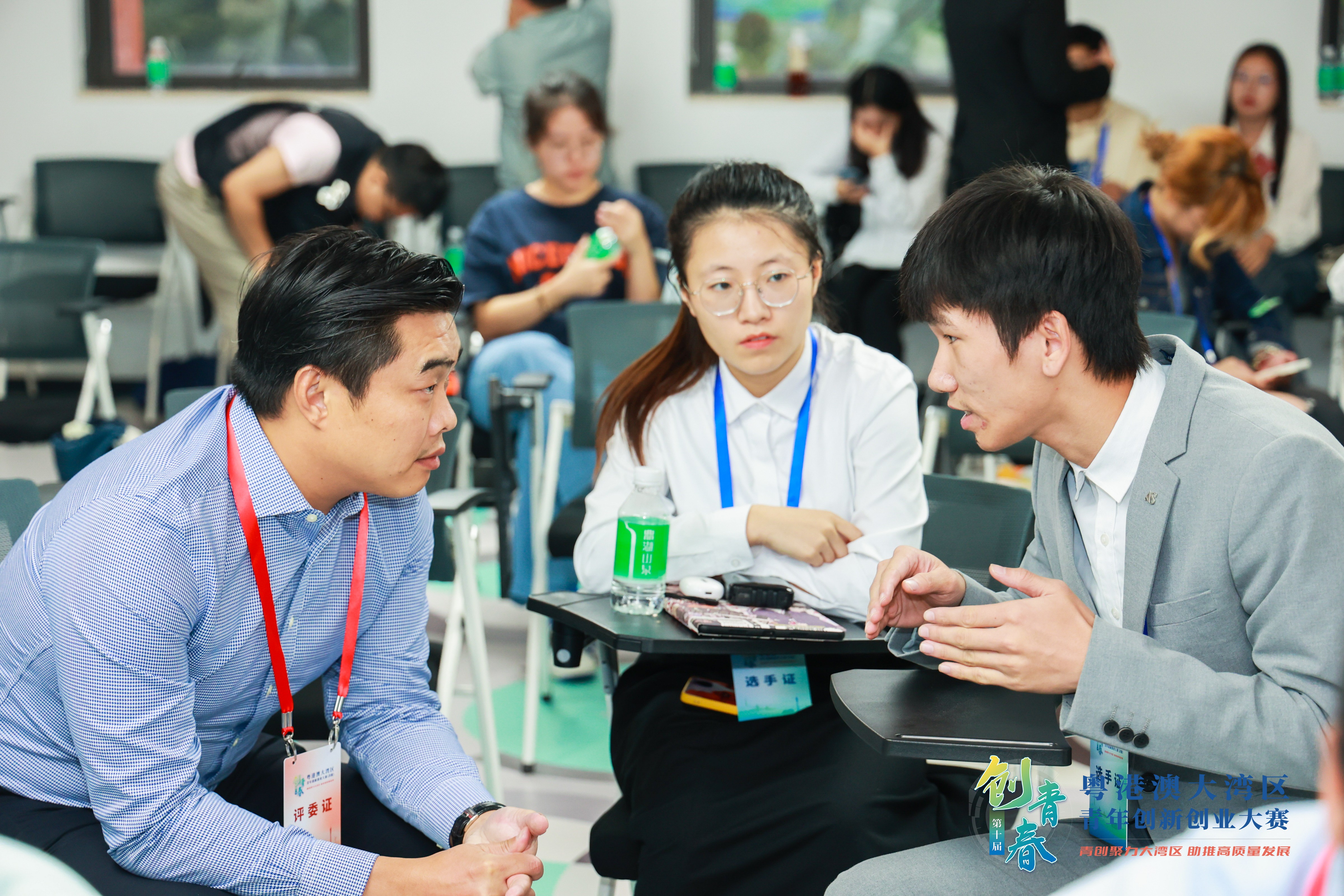第十届“创青春”大赛决赛参赛选手与评委场下交流。