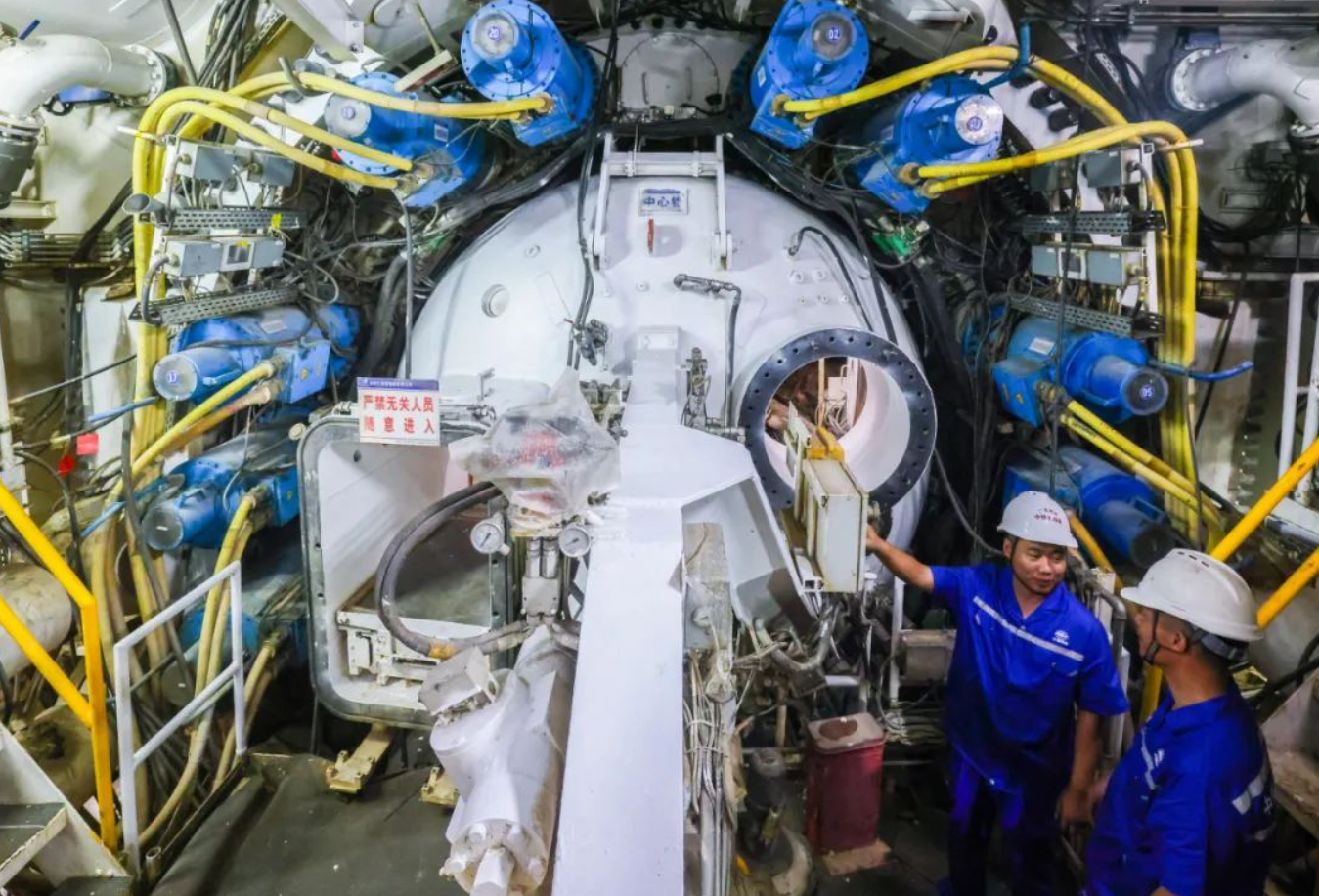 3月15日，技术员在广湛高铁湛江湾海底隧道盾构机内检查设备工作状态。 新华社记者 刘大伟 摄
