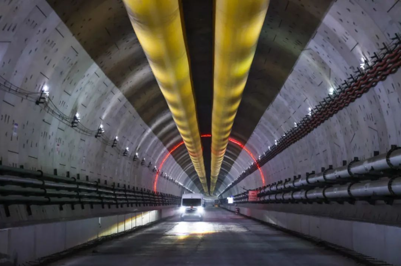 3月15日拍摄的广湛高铁湛江湾海底隧道海陆交界处的红色指示灯环
。隧道盾构段长7551米，</p><p style=
