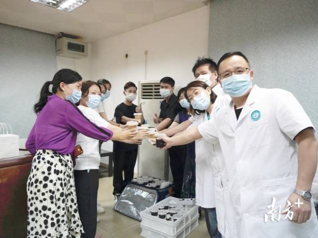 HK, Macao youths deliver food and materials to support epidemic prevention